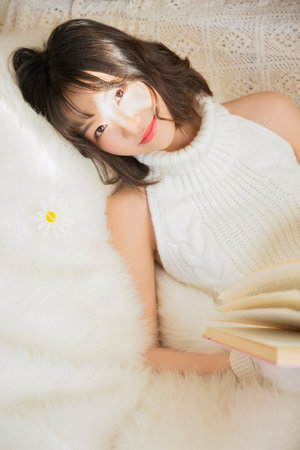 男生把小困困放到女生困困里的电视