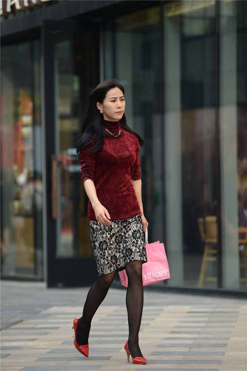 打屁屁美女