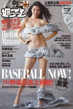男子与女子一起制作豆浆